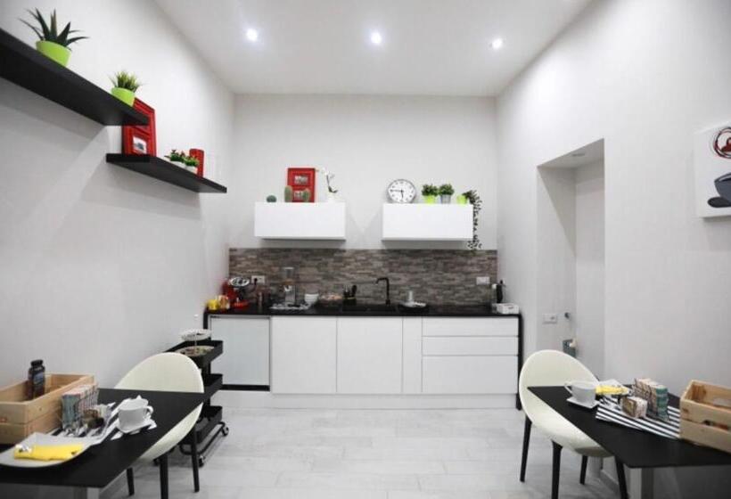 مسافرخانه Chiaia Guest House