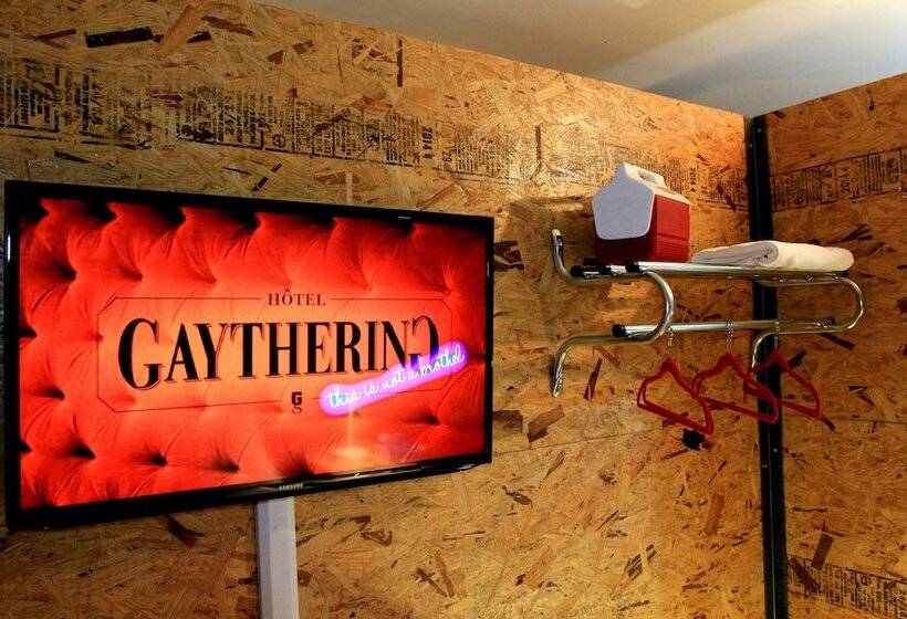 Crates At The Gaythering   Men Only   Hostel