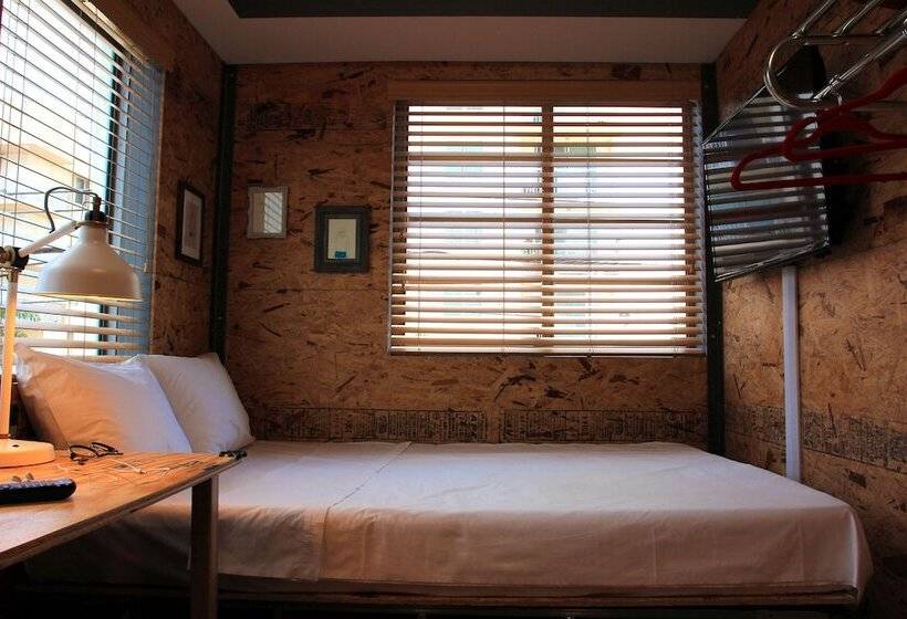 Crates At The Gaythering   Men Only   Hostel