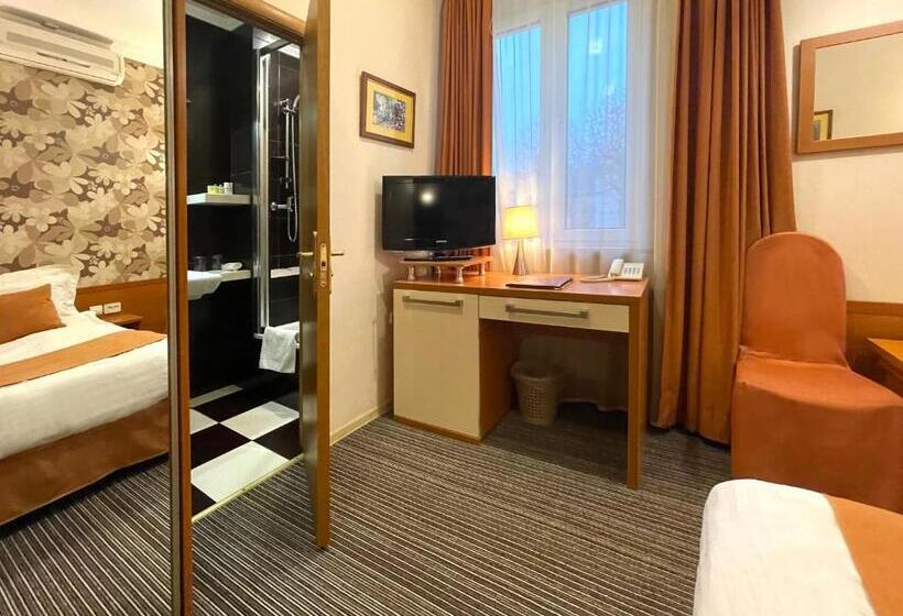 مسافرخانه Eney Budget Three Room Apartment