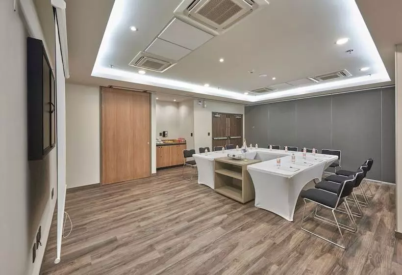 ホテル City Express Plus By Marriott Tampico