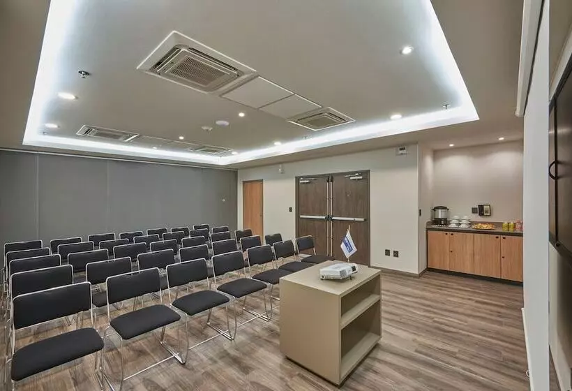 ホテル City Express Plus By Marriott Tampico