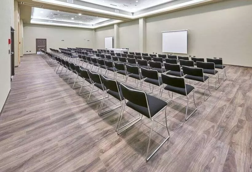 ホテル City Express Plus By Marriott Tampico