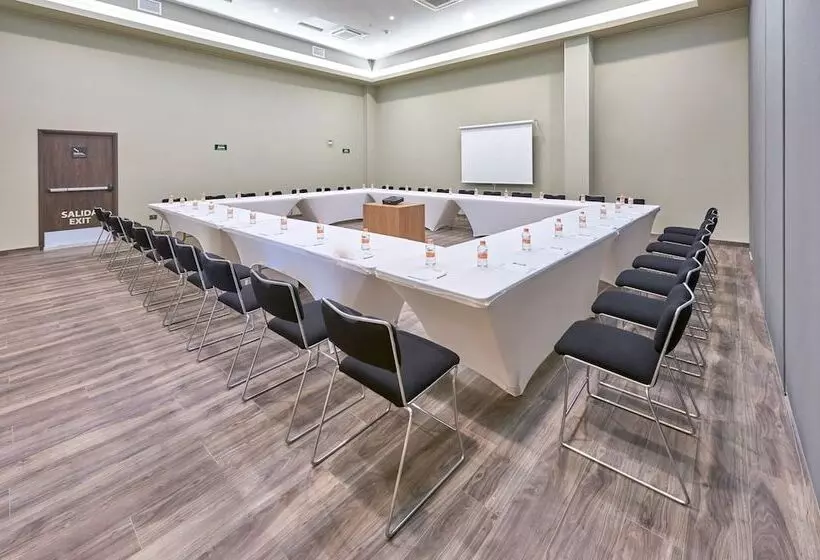 ホテル City Express Plus By Marriott Tampico