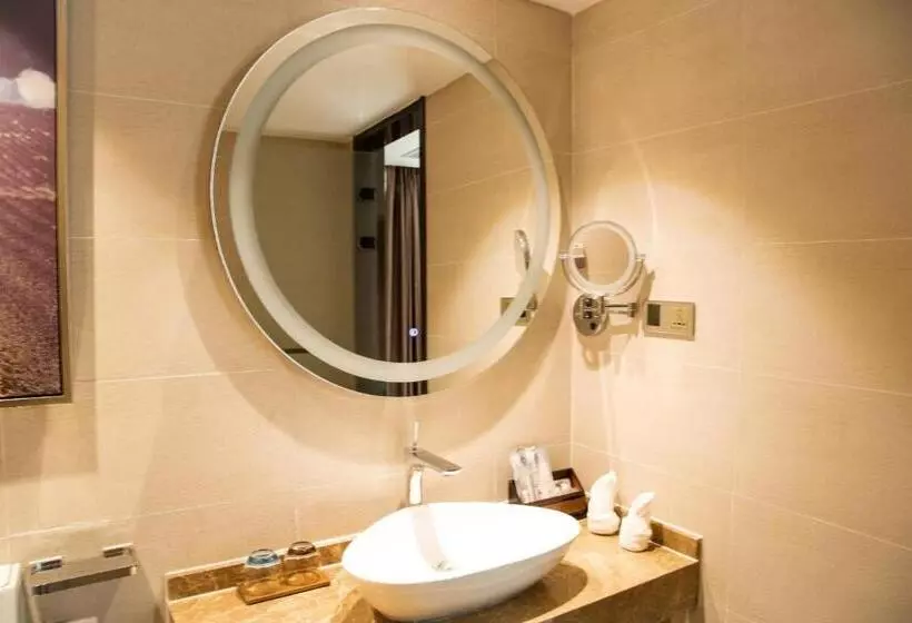 Lavande Hotels·shenzhen North Railway Station Bantian Metro Station