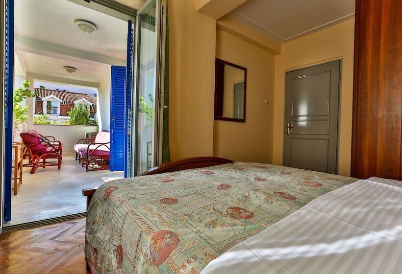 Villa Velzon Guesthouse