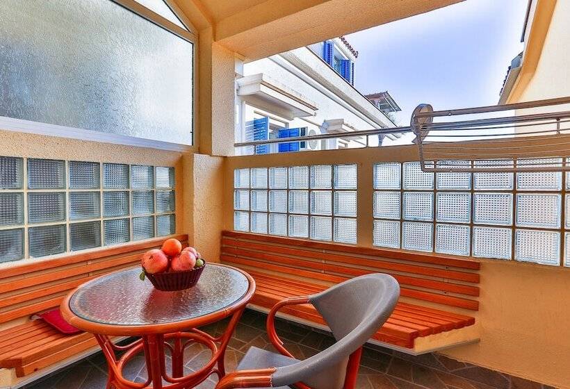 Villa Velzon Guesthouse