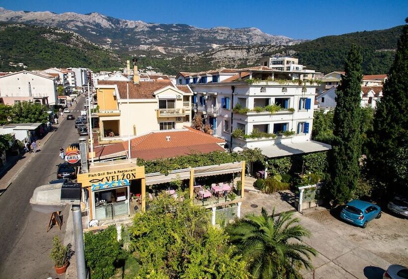 Villa Velzon Guesthouse