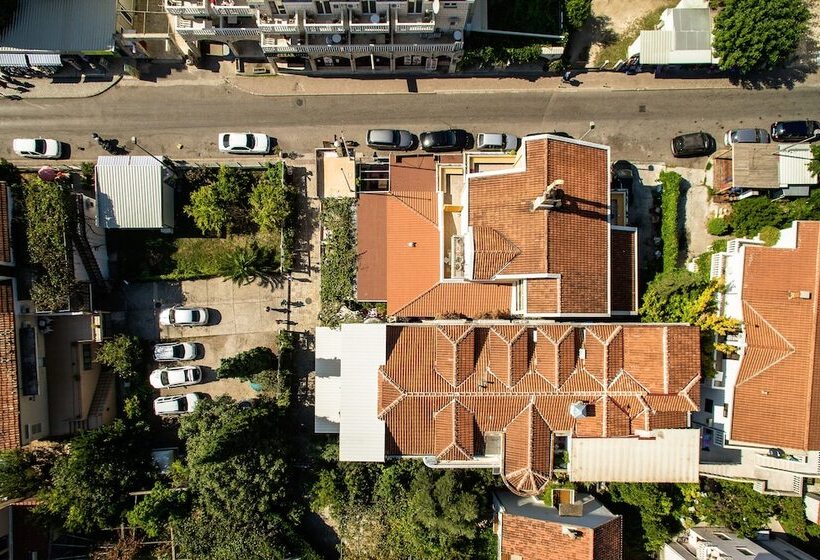 Villa Velzon Guesthouse