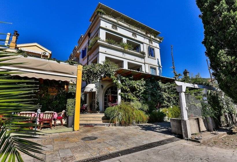 Villa Velzon Guesthouse