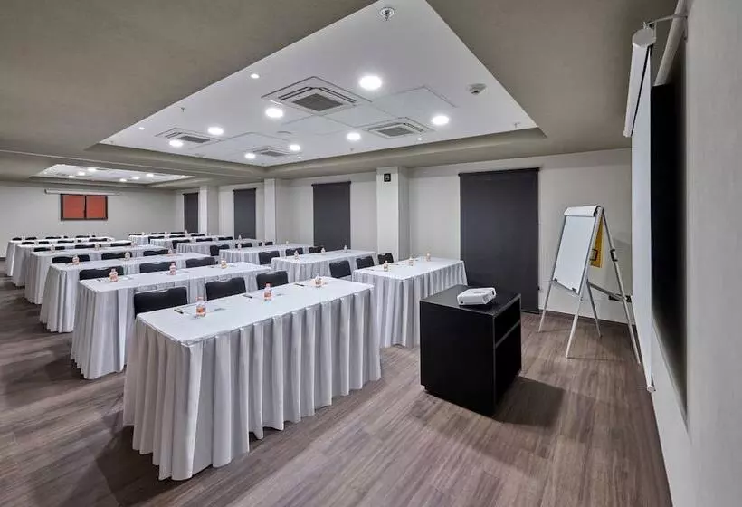 Hotelli City Express By Marriott Ensenada