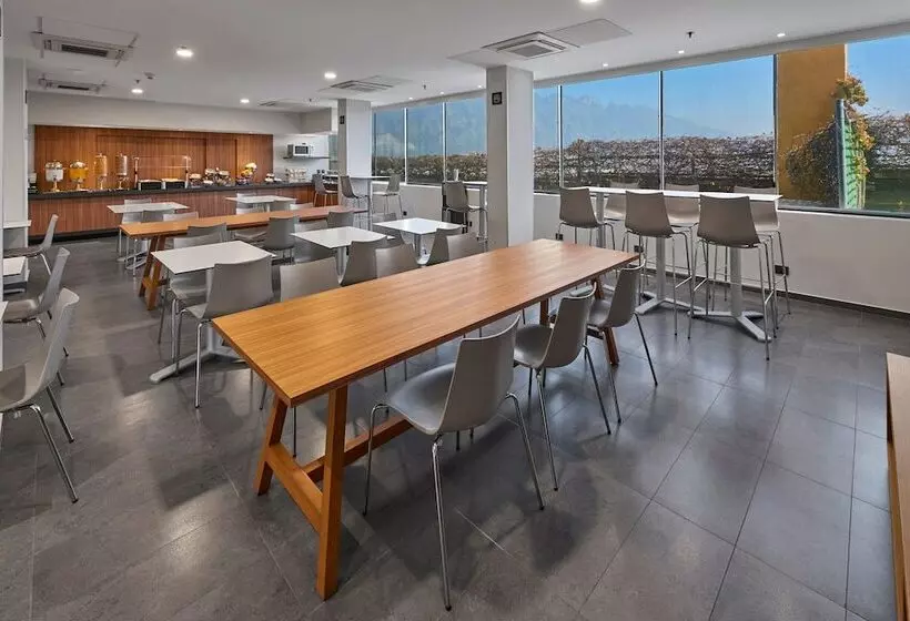 Hotelli City Express By Marriott Ensenada