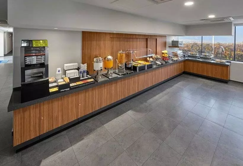 Hotelli City Express By Marriott Ensenada