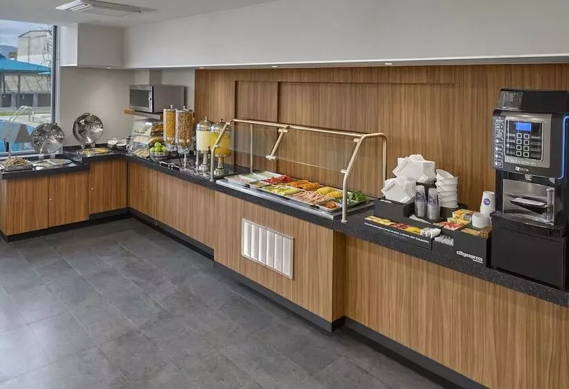 Hotelli City Express By Marriott Ensenada