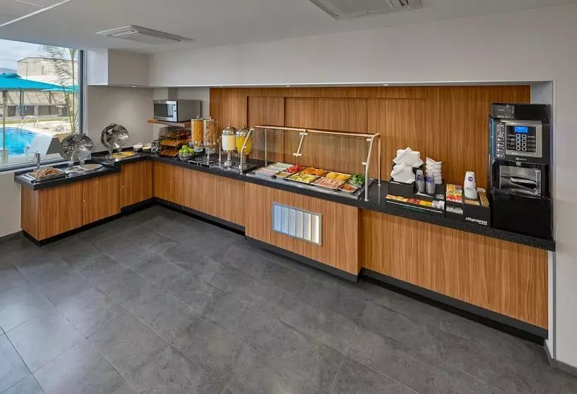 Hotelli City Express By Marriott Ensenada