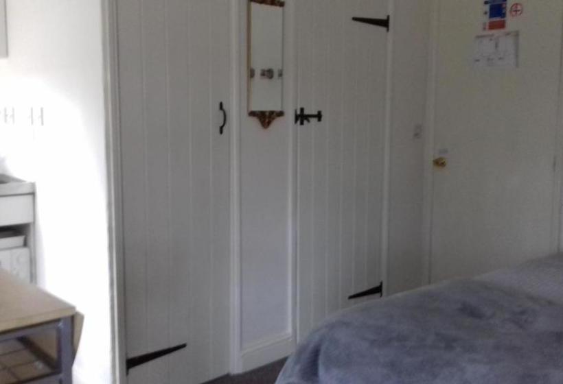 فندق صغير The Raven Inn