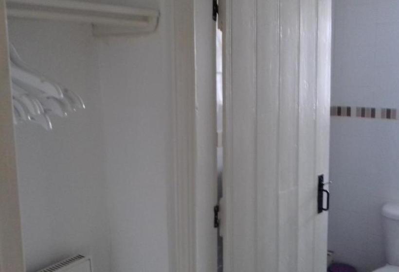 فندق صغير The Raven Inn