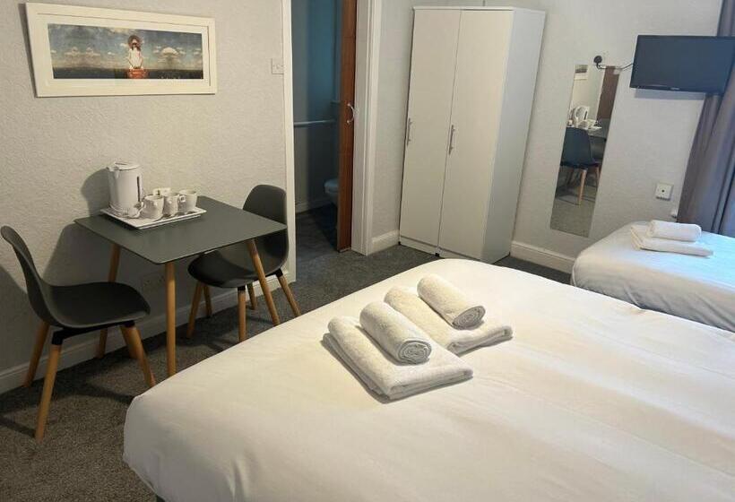 בית מלון כפרי The Clifton Seafront