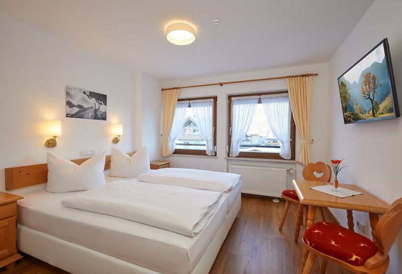 פנסיון Garni Zugspitz