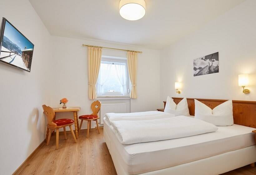 פנסיון Garni Zugspitz