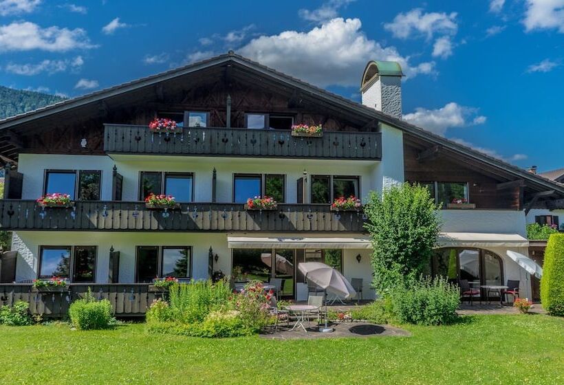 פנסיון Garni Zugspitz