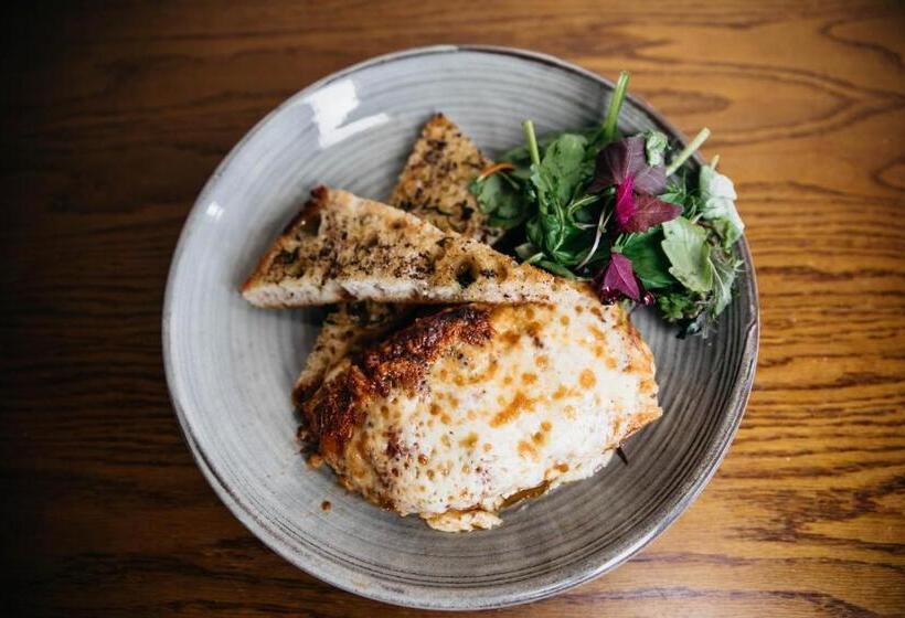 הוסטל Three Horseshoes Inn