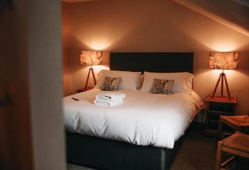 הוסטל Three Horseshoes Inn