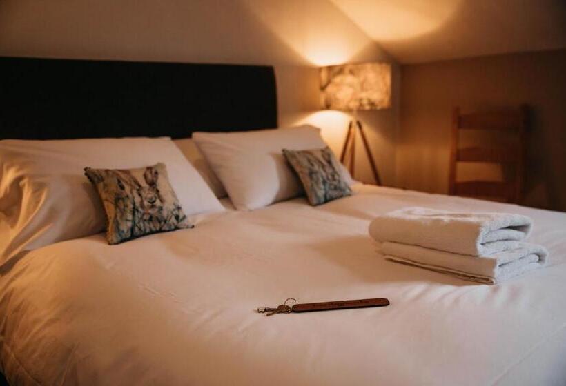 הוסטל Three Horseshoes Inn