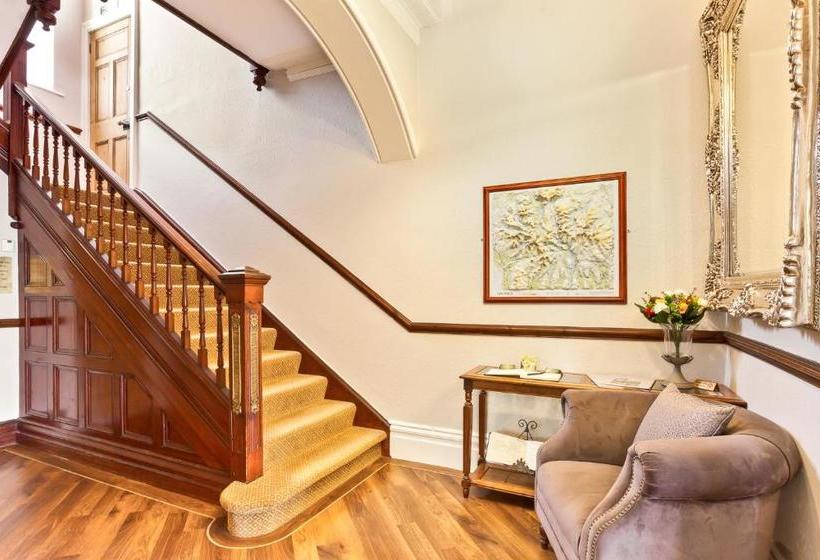 פנסיון Chestnuts Guest House