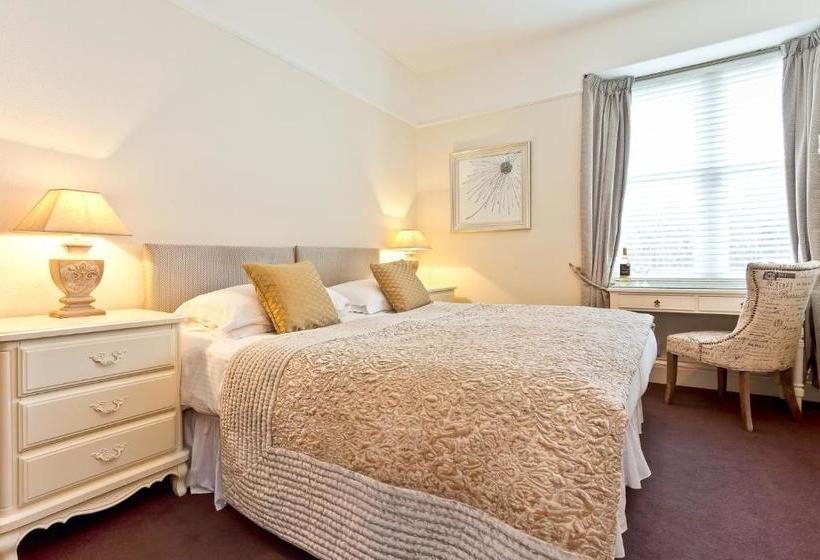 פנסיון Chestnuts Guest House