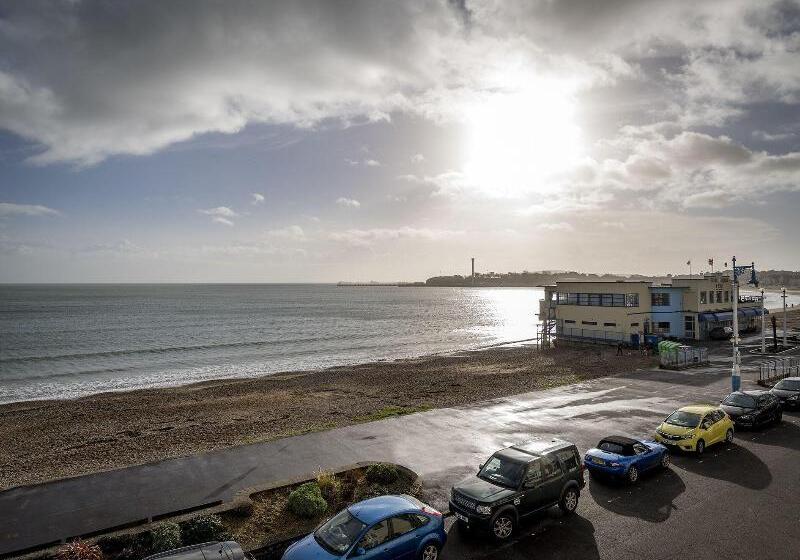 Пансион Channel View Guest House