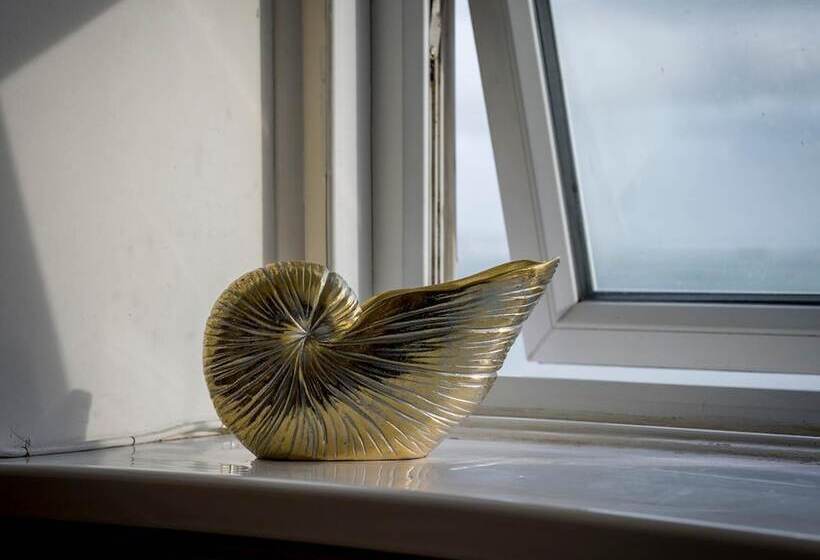 Пансион Channel View Guest House