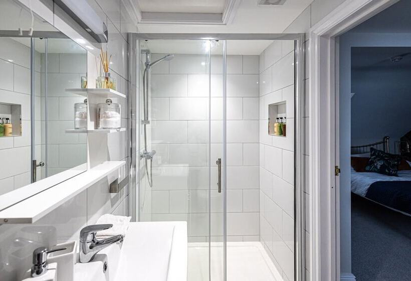 Пансион Channel View Guest House