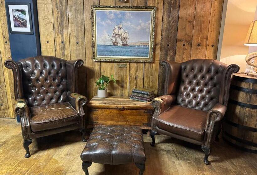 فندق The Harbour Bar & Bistro