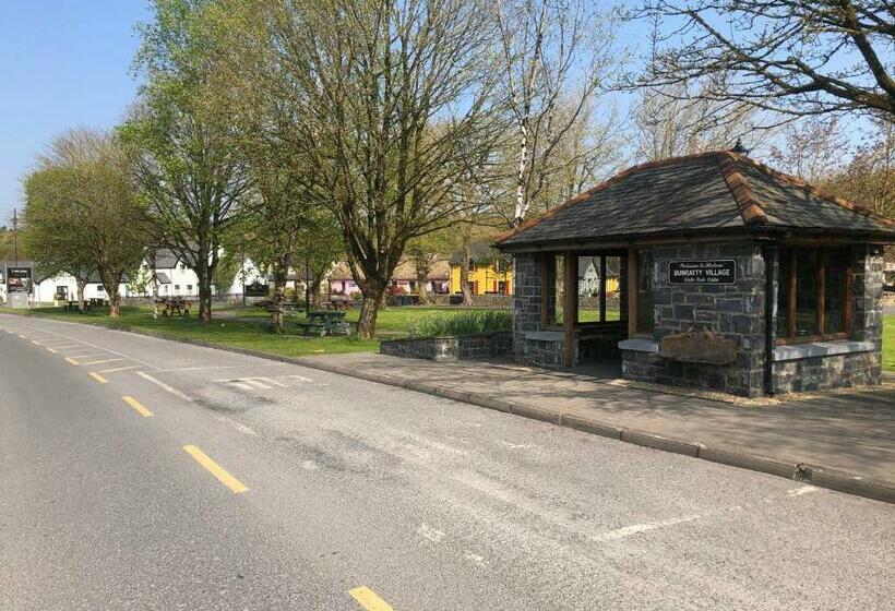 Pensjonat The Courtyard Guesthouse B&b