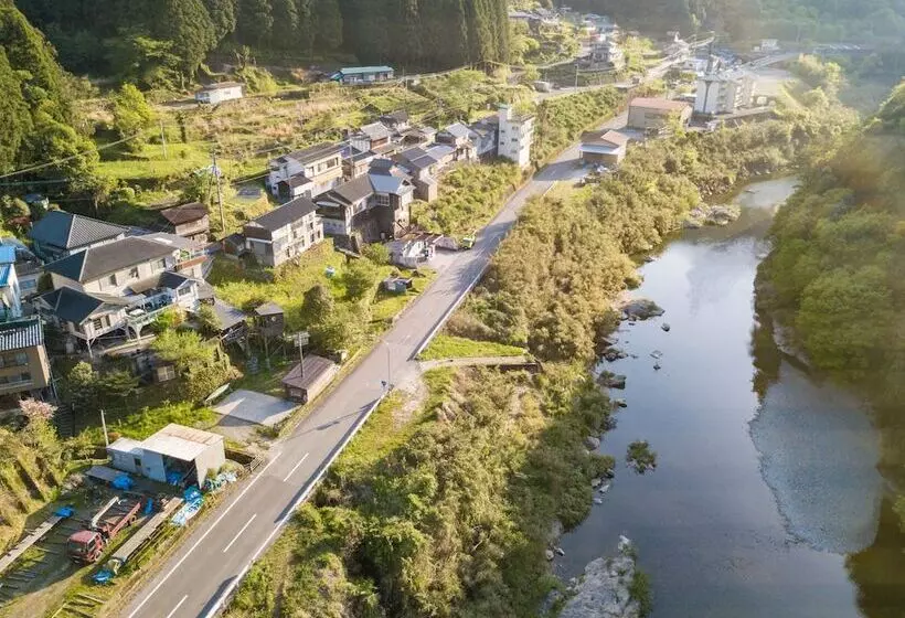 ペンション Guesthouse Momonga Village   Hostel