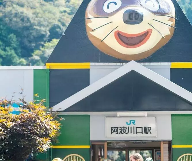 ペンション Guesthouse Momonga Village   Hostel