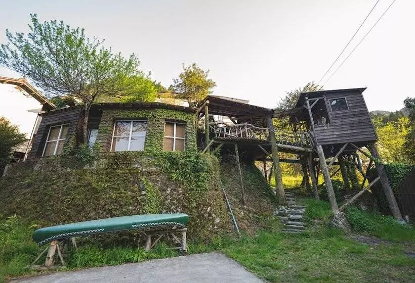 ペンション Guesthouse Momonga Village   Hostel
