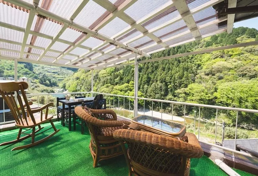 ペンション Guesthouse Momonga Village   Hostel