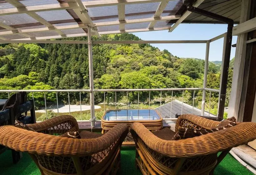 ペンション Guesthouse Momonga Village   Hostel