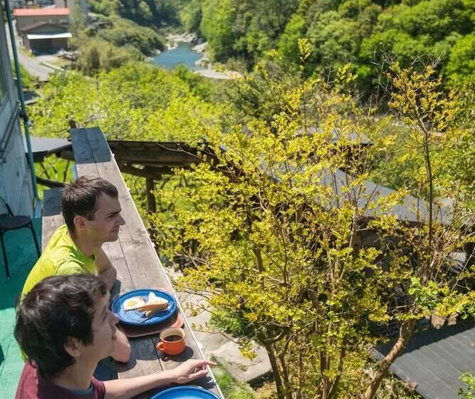 ペンション Guesthouse Momonga Village   Hostel
