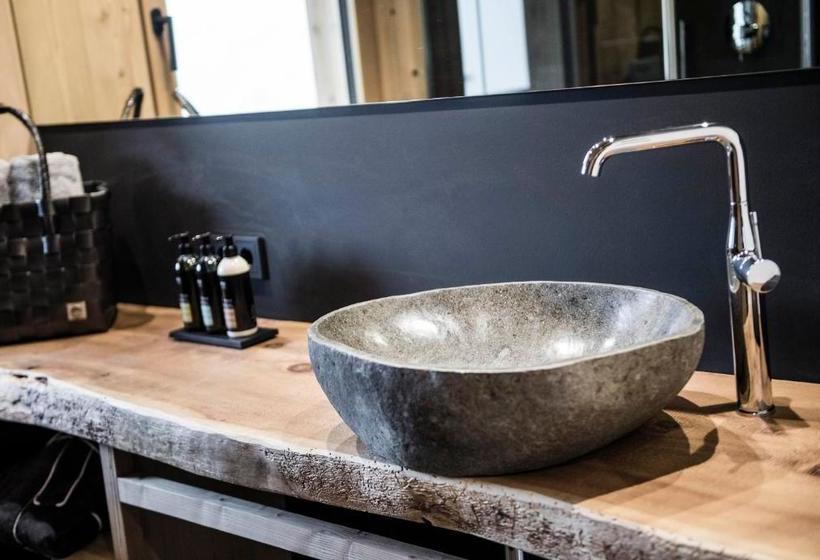 Presulis Hideaway Apartments & Restaurant