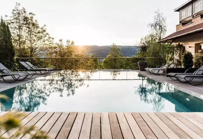 Presulis Hideaway Apartments & Restaurant