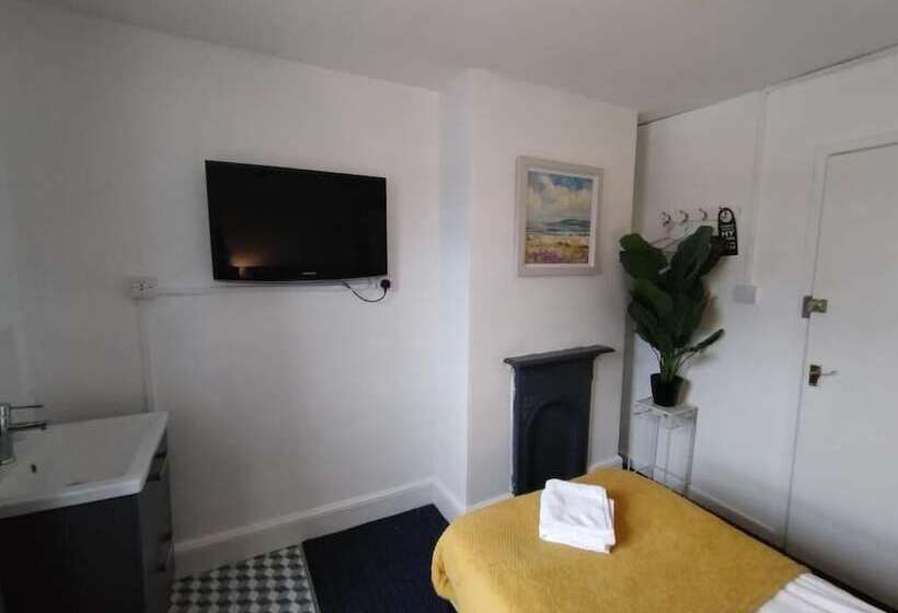 Ostello The Crown Inn   By Blunt Bars