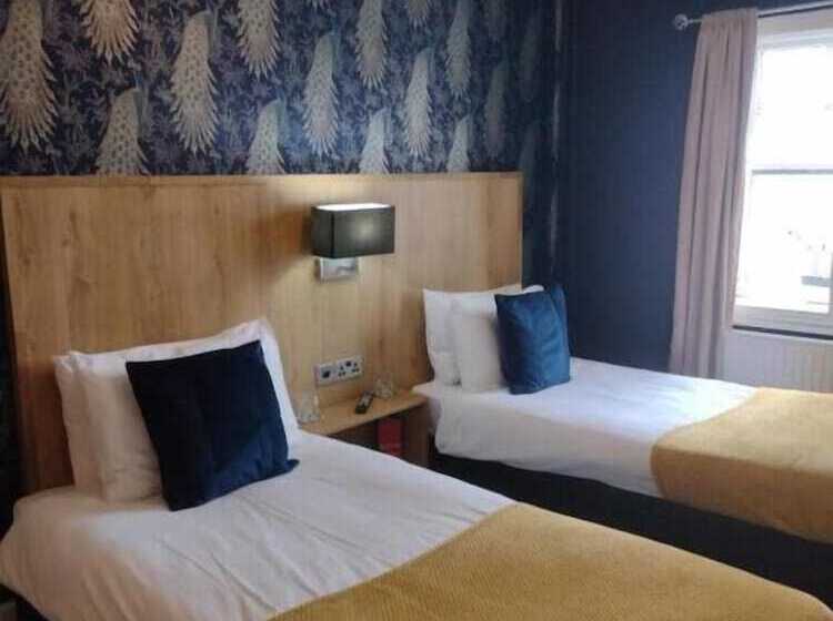 Ostello The Crown Inn   By Blunt Bars