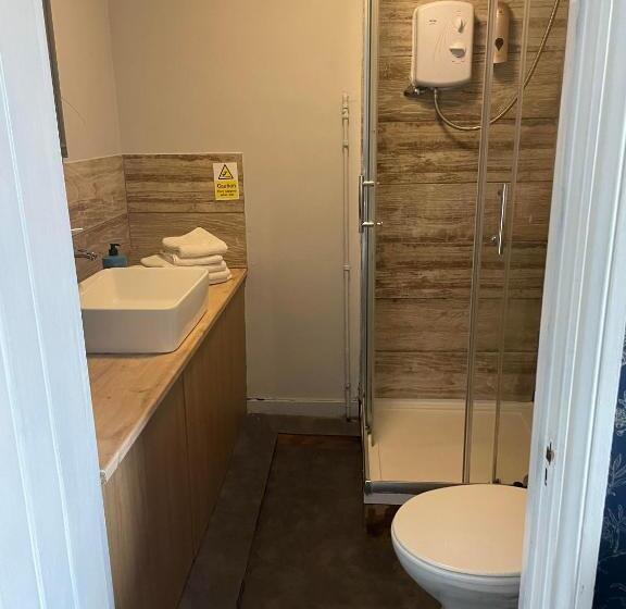 Ostello The Crown Inn   By Blunt Bars