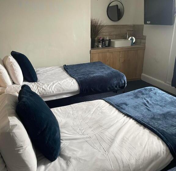 Ostello The Crown Inn   By Blunt Bars