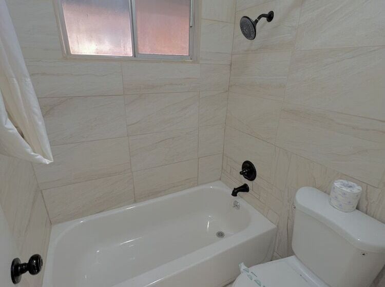 הוסטל Timberlodge Inn