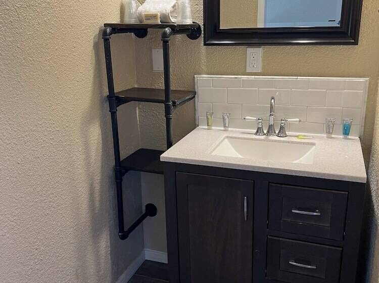 הוסטל Timberlodge Inn