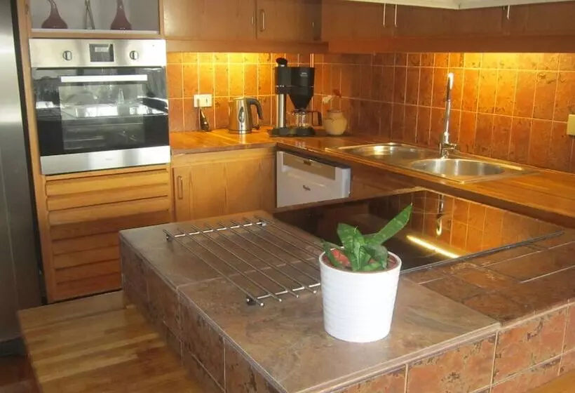 پانسیون Haukaberg House